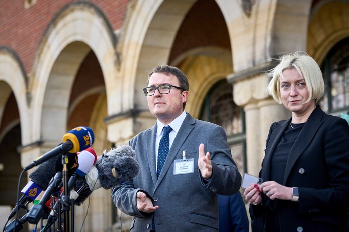Anton Korynevych, vertegenwoordiger van de president van Oekraine in de Krim, en Oksana Zolotaryova, van het ministerie van Buitenlandse zaken van Oekraine, na afloop van de eerste verhoren in het Vredespaleis.