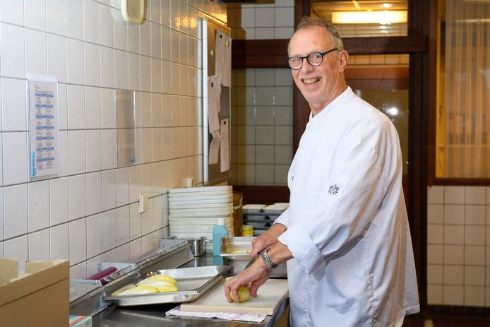 Kok Tonnie ten Brincke gaat met pensioen. Hij verlaat na ruim 47 jaar de keuken van het woon-zorgcentrum Het Saalmerink.