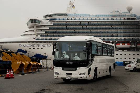 Het cruiseschip Diamond Princess ligt al veertien dagen in quarantaine voor de kust van Japan. Aan boord zijn 355 mensen met het nieuwe coronavirus Covid-19.