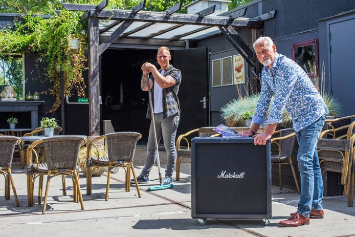 Aad (r) en Barry van Jole zijn momenteel druk bezig met het inrichten van het terras van JJ Music House.