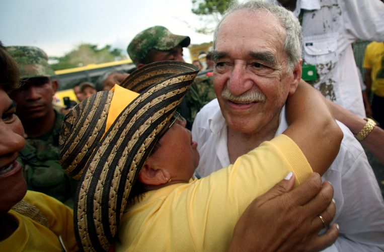 De Colombiaanse auteur Gabriel García Márquez wordt begroet door zijn fans in thuisstad Aracataca in 2007.  Beeld Scott Dalton