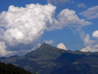 Duitse alpinist (77) maakt dodelijke val in Oostenrijkse Alpen nadat hij foto van bergtop wil nemen