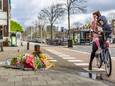 Bloemen en knuffels op de plek waar vrijdag een meisje om het leven is gekomen door een aanrijding met een stadsbus.