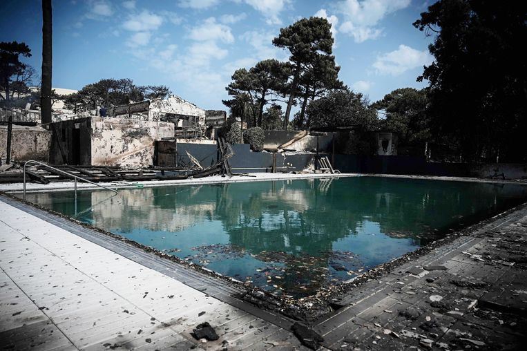 Door de bosbranden in Frankrijk is het campingzwembad van La Foret in de Gironde zwaar beschadigd.  Beeld AFP