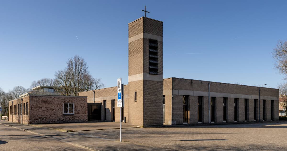 Goudkleurige satijnen stola met rozen corsage