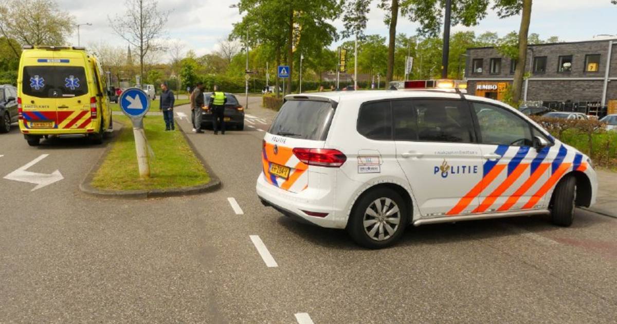 Fietser gewond na aanrijding op singel in Enschede, weg deels dicht.
