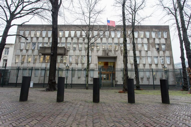 De Amerikaanse ambassade waarin het Eschermuseum zou worden gevestigd. Inmiddels zijn de vlag en het hoge hek verdwenen. Beeld Hollandse Hoogte / Novum RegioFoto