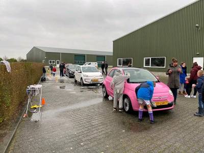Zeventig auto's door de wasstraat voor de koala