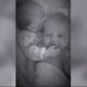 Video | Baby kalmeert tweelingbroertje