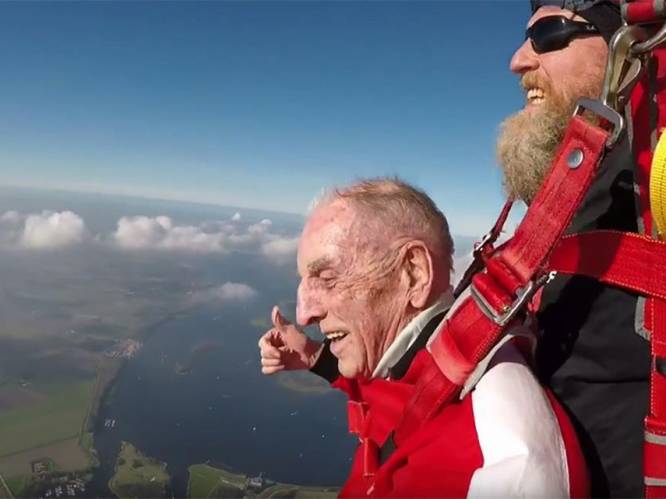 Dilbekenaar Karel (94) verliest schoenen bij parachutesprong