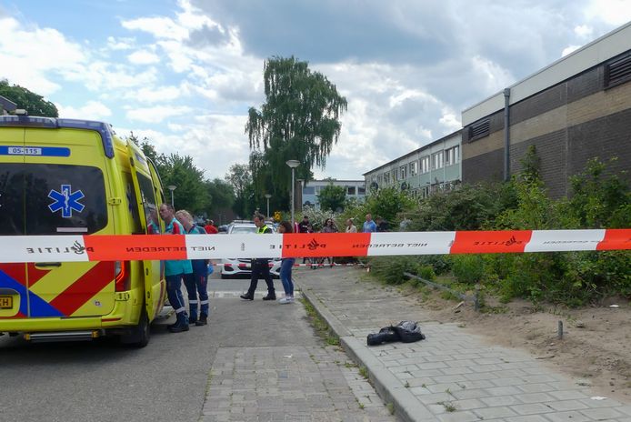 De plek in de Enschedese wijk Wesselerbrink waar dinsdag 31 mei een man met een handbijl werd aangevallen. De bijl werd nooit meer teruggevonden.