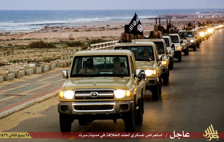 IS-strijders paraderen langs de straten van Sirte. Beeld AFP