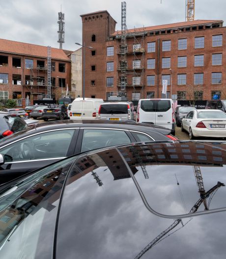 Op papier hebben bewoners sociale huurwoningen Amadeiro een parkeerplek, maar in de praktijk niet