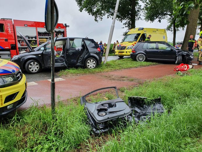 De twee voertuigen op de Lunterseweg in Ede na het ongeluk.