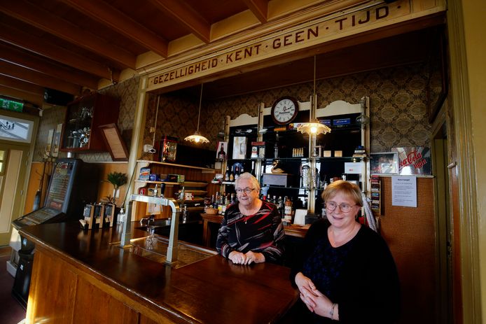 Moeder Nellie van Wijk en dochter Suzanne van Drunen achter de bar bij café ’t Zwaantje in Genderen.