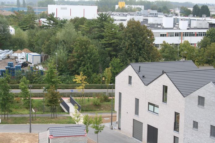 Net over het brugje aan de overzijde van de straat hangt het gele papier voor de komst van een tankstation uit.