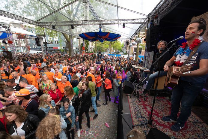 Gezellige drukte op het Mariënburg in 2018 tijdens een optreden van coverband Bart en Alex.