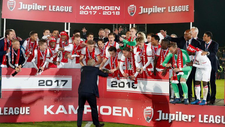 Jong Ajax kreeg op 28 april de kampioensschaal van de Jupiler League overhandigd. Beeld Pro Shots / Stanley Gontha 