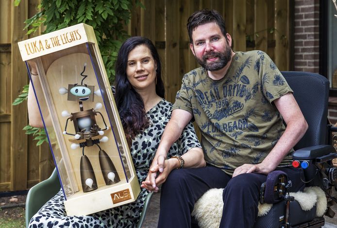 Sascha Groen (38) en haar man Anjo Snijders (40) met het robotje uit de animatiefilm Luka & the lights, over een robotje met de progressieve ziekte ALS.