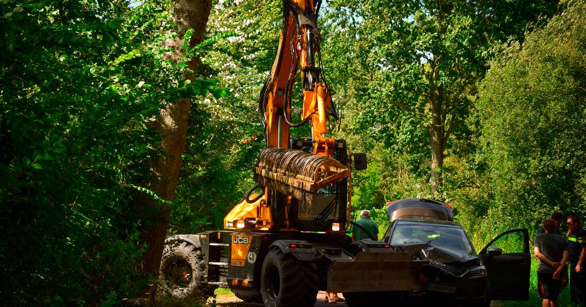 Auto zwaar beschadigd na botsing met landbouwvoertuig op Kooijmansweg in Renesse