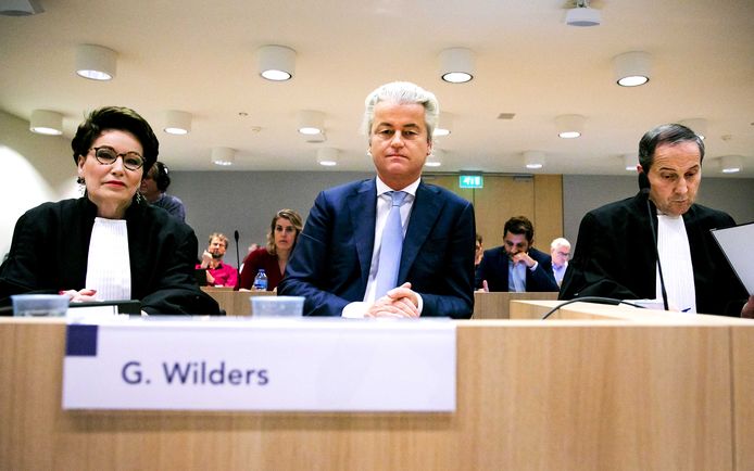 Geert Wilders in de rechtbank van het Justitieel Complex Schiphol voor de hervatting in het proces tegen hem