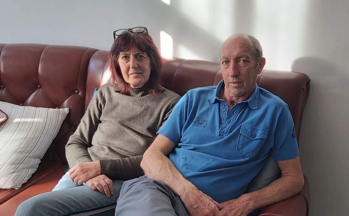 Christine en Luc op de mooie lederen zetel die ze kregen van een vrijgevige Vosselarenaar.