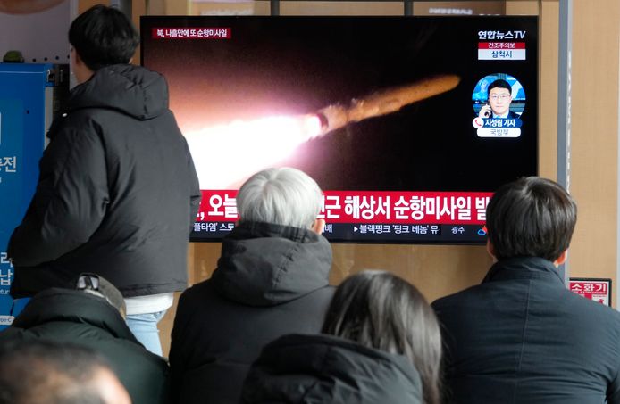 Een TV-scherm toont een beeld van de raketlancering van Noord-Korea tijdens een nieuwsuitzending op het treinstation van Seoul in Seoul, Zuid-Korea, zondag 28 januari 2024.