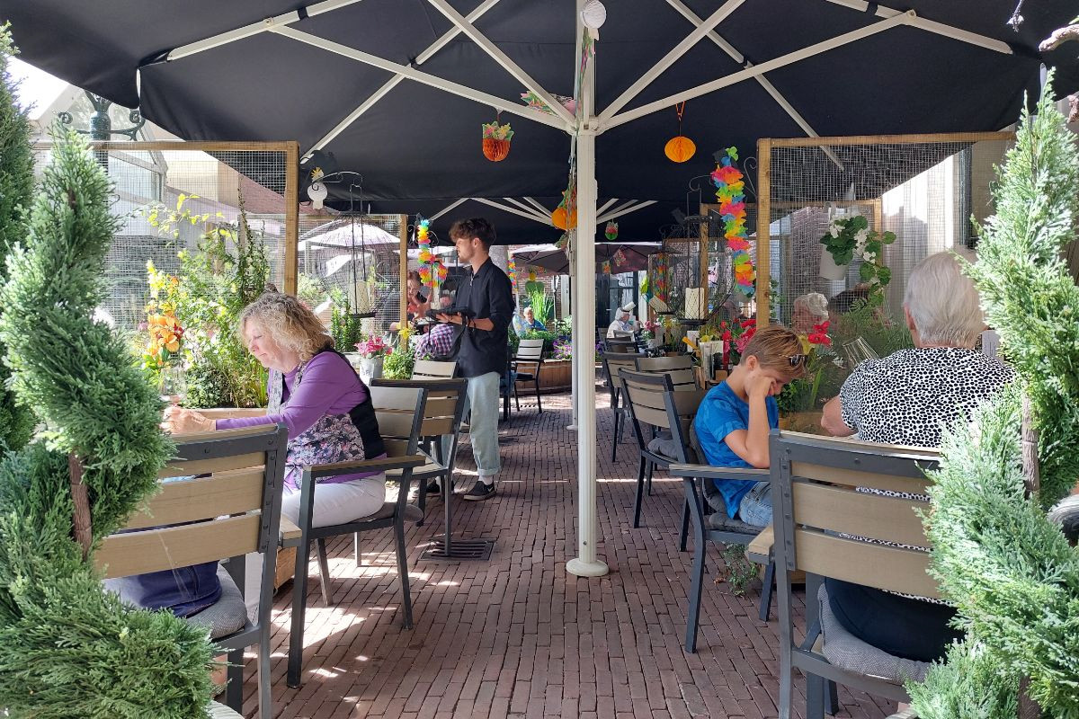 Hitte! Op deze terrassen in Arnhem zit je lekker in de schaduw Foto