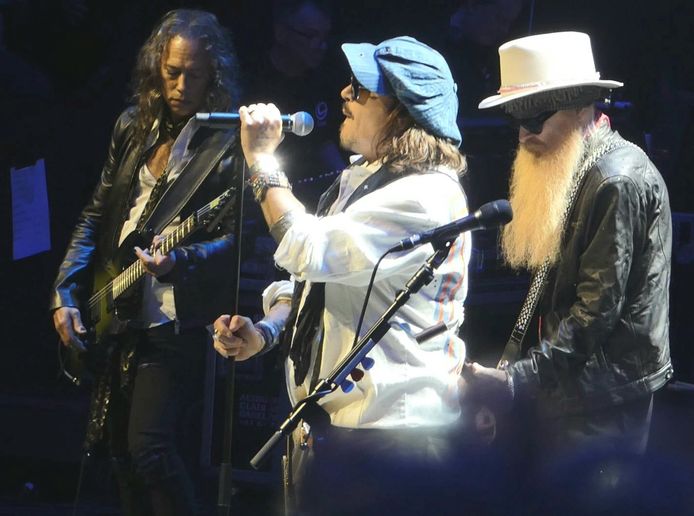 KIJK. Johnny Depp eert Jeff Beck met optreden tijdens tribute concert ...