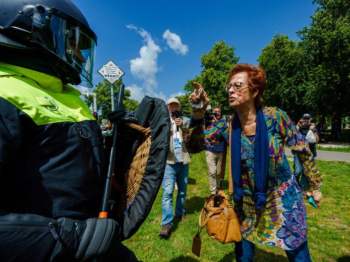 Een demonstrant tijdens een verboden demonstratie van Viruswaanzin op het Malieveld die is gericht op de coronamaatregelen van het kabinet.