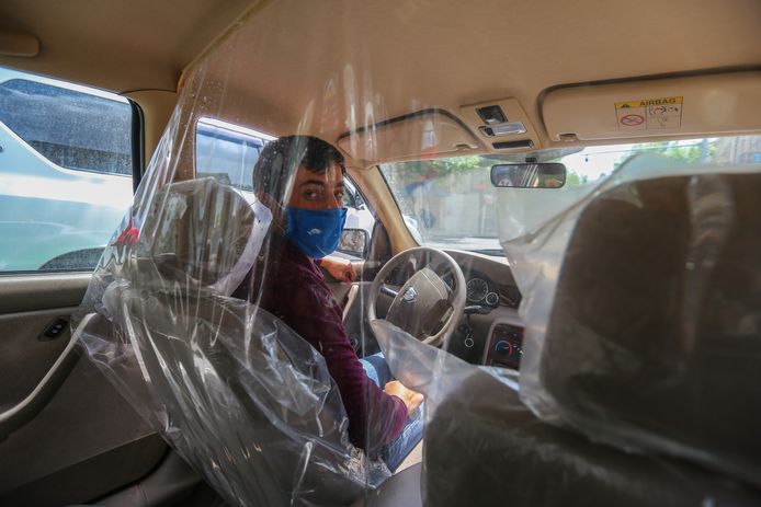 In hoeverre kunnen plastic schermen in auto's besmetting met het coronavirus voorkomen? Het ministerie van Infrastructuur en Waterstaat laat dit door de RDW onderzoeken