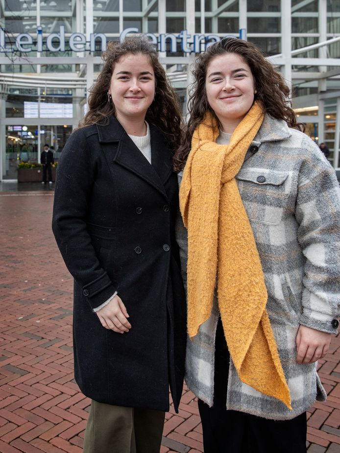 Maaike (l) en Suzanne van Dijk (22).