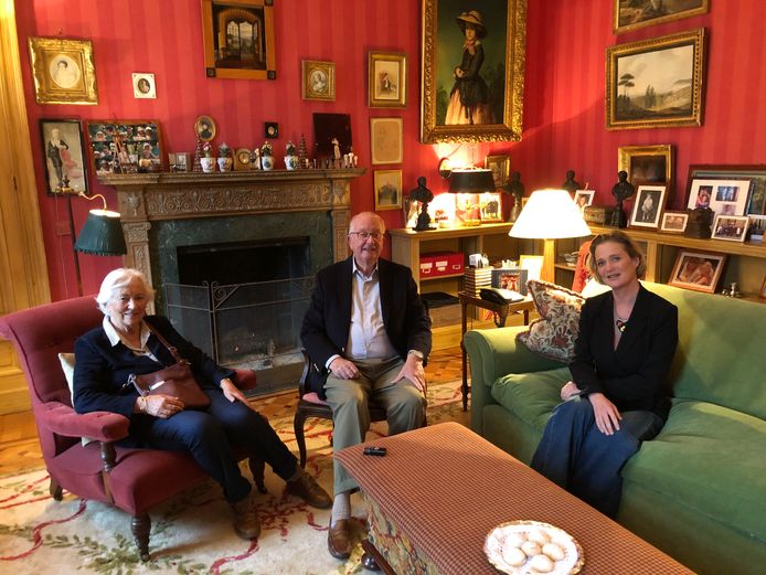 Albert en Paola ontvingen Delphine in hun huiskamer in kasteel Belvédère, die vol familiefoto's staat. Op de salontafel: enkel een onaangeroerd bord koekjes.