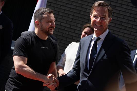 De Oekraïense president Volodymyr Zelensky en demissionair Nederlands minister-president Mark Rutte groeten elkaar in Eindhoven.