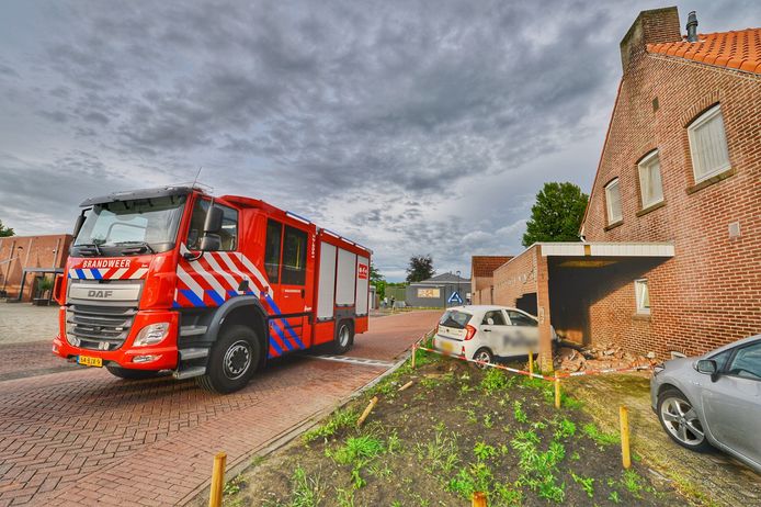 Bestuurder ramt carport van huis aan de Kruisstraat in Reusel.