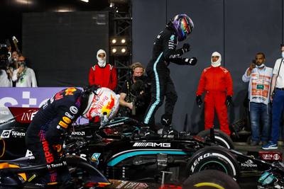De thriller wordt nog spannender! Winnende Hamilton en Verstappen nek aan nek richting slot in Abu Dhabi na chaotische GP van Saoedi-Arabië