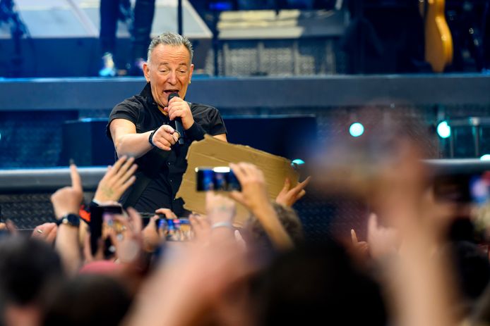 Bruce Springsteen conducts his fans in the Johan Cruijff Arena