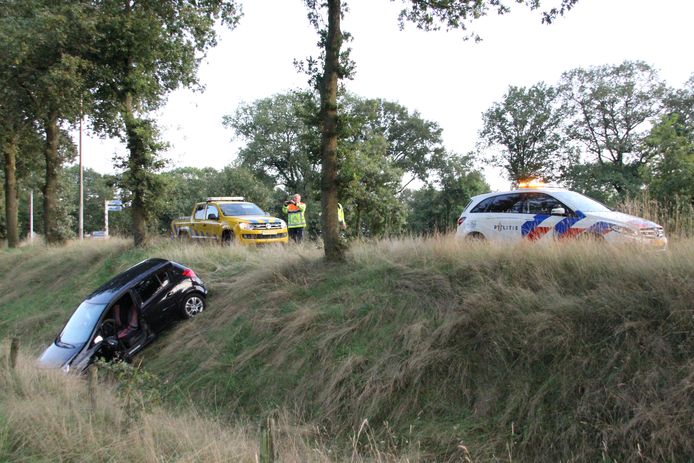 De achtervolging eindigde in een sloot bij Holten.