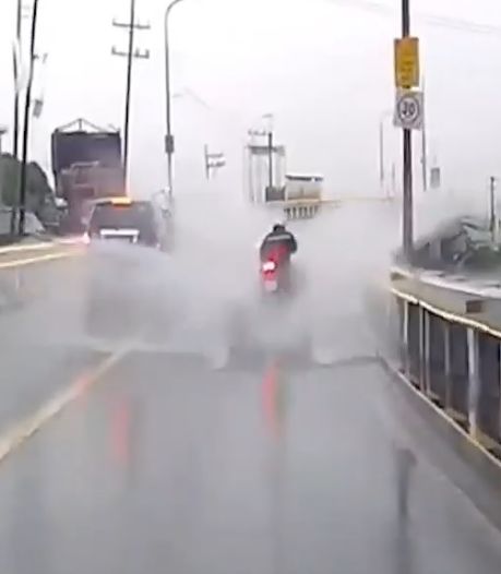 Un motard fait un impressionnant aquaplaning sur une route inondée