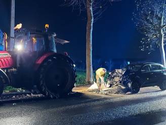 Bejaard koppel rijdt achteraan in op tractor in Kortemark