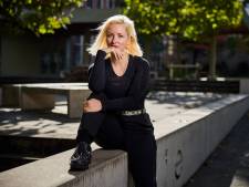 Elfie (36) werd beveiligd om haar mening, nu is ze ‘minder boos’: ‘Maar ben absoluut niet stiller geworden’