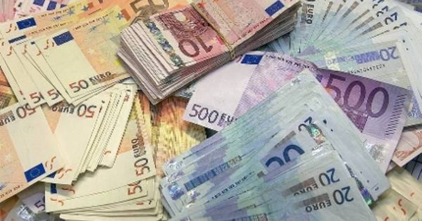 De politie zette deze week op de A1 bij Muiden een bestelbus langs de kant: aan boord bleek in een verborgen ruimte 775.000 euro te zitten.