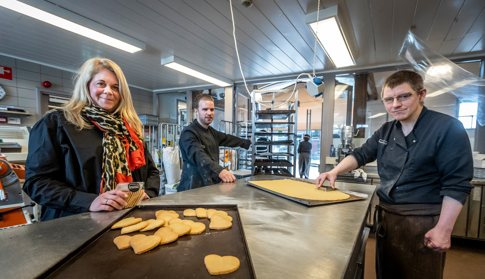 Vlnr: Maaike de Jonge, Maikel en Vincent bakken hartenkoekjes bij de Wasvenboerderij.