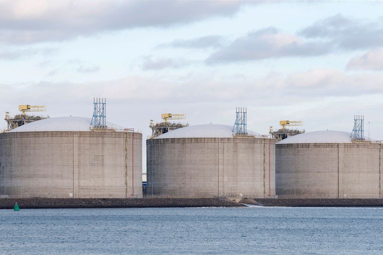 Opslagtanks voor lng-import in Rotterdam. Beeld REUTERS