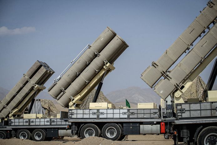 Iran zegt voor het eerst razendsnelle ballistische raket te hebben ...