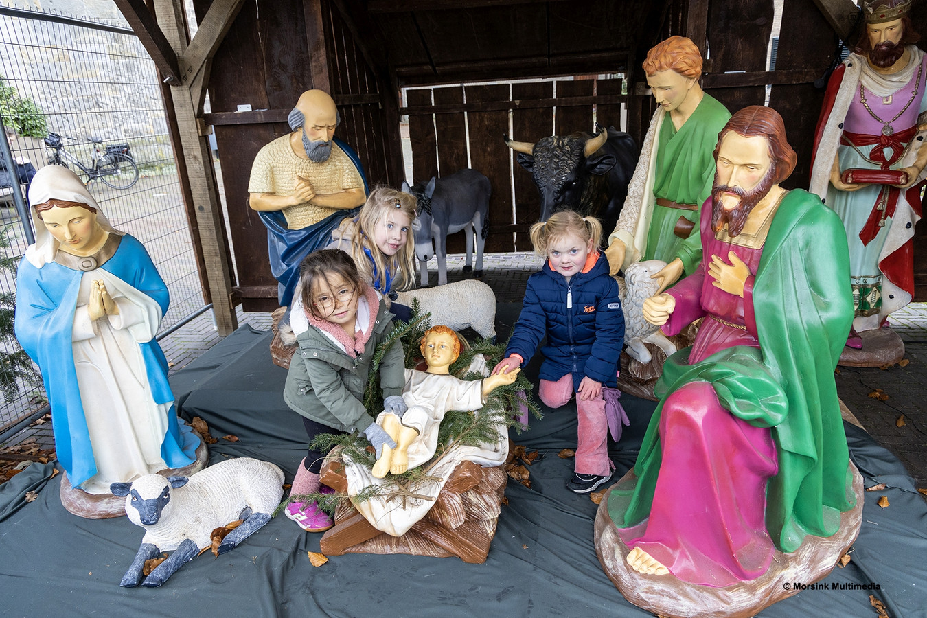 Leerlingen Kingschool openen Kerstdorp Denekamp met ‘openingshandeling