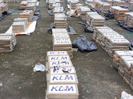 Recordvangst leger Ecuador: 22 ton cocaïne, namen van luchtvaartmaatschappijen op pakketten