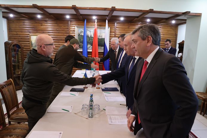 Russische (R) en Oekraïense (L) delegaties voor de start van de onderhandelingen donderdag in de regio Brest in Wit-Rusland.
