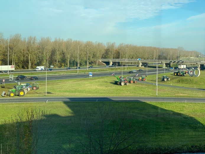 Boeren protesteren langs de A12 ter hoogte van Gouda.