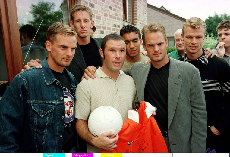 Nederlands Elftal in 1997 bij Bosman, met broers De Boer, Van der Sar, Van Bronckhorst en Numan. Beeld ANP